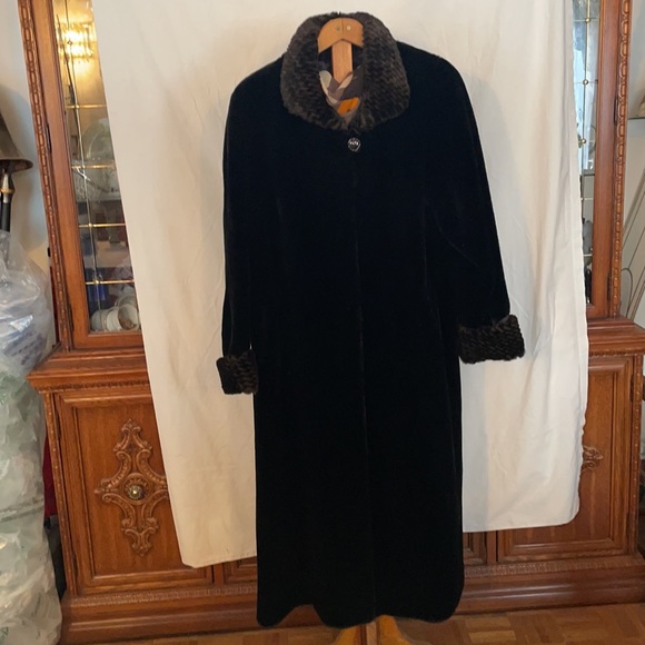 Nwot, Gorgeous faux fur maxi coat - Picture 2 of 9